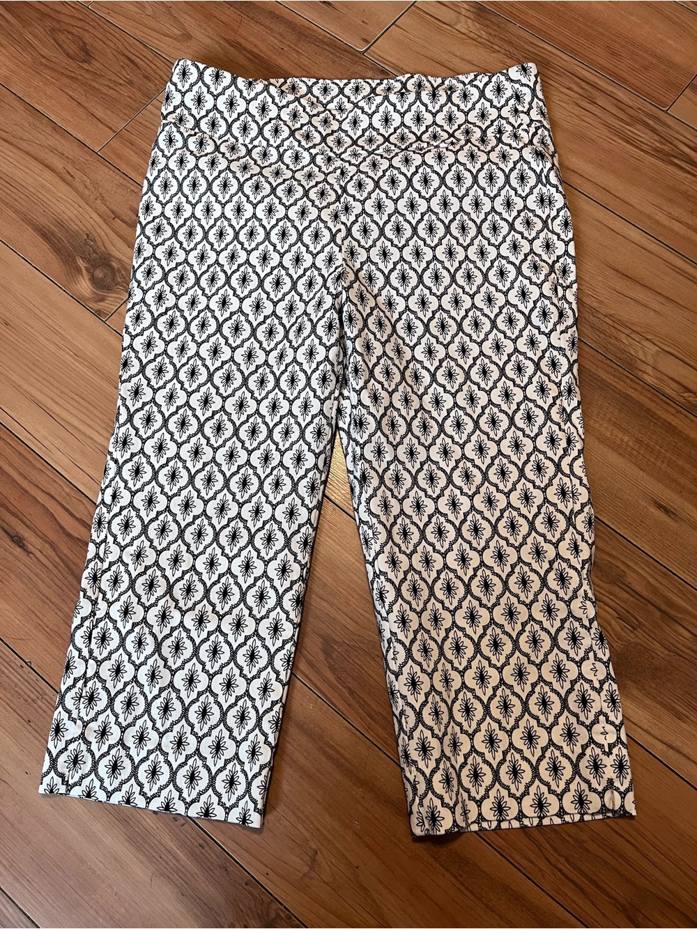 Black & White Patterned Capri Pants - Women's Printed Capris